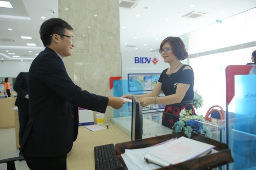 Khách hàng giao dịch tại BIDV.<br>