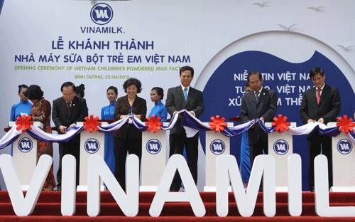 Thủ tướng Nguyễn Tấn Dũng cắt băng khánh thành Nhà máy sữa bột trẻ em Việt Nam.<br>