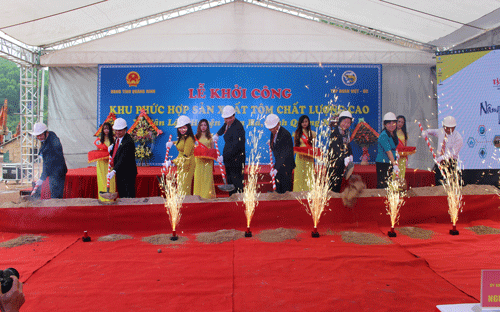 Các đại biểu thực hiện nghi lễ khởi công Khu phức hợp sản xuất tôm chất lượng cao.