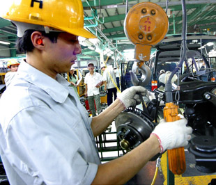 Kể từ năm 2006 Việt Nam đã nổi lên như là một điểm đến ưa thích đối với các nhà đầu tư châu Á với mức thu hút FDI trong năm 2007 là 20 tỷ USD và năm 2008 là hơn 60 tỷ USD - Ảnh: Việt Tuấn.