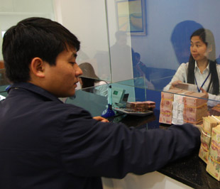 Có ngân hàng thương mại đã công bố thông tin cụ thể về tình hình nợ xấu trong năm 2008 với mức tăng đột biến so với năm 2007 - Ảnh: Việt Tuấn.