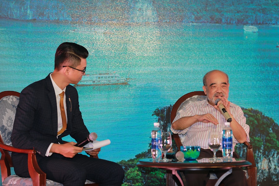 GS. Đặng Hùng Võ (bên phải) tại buổi tọa đàm về cơ hội đầu tư bất động sản nghỉ dưỡng Hạ Long.