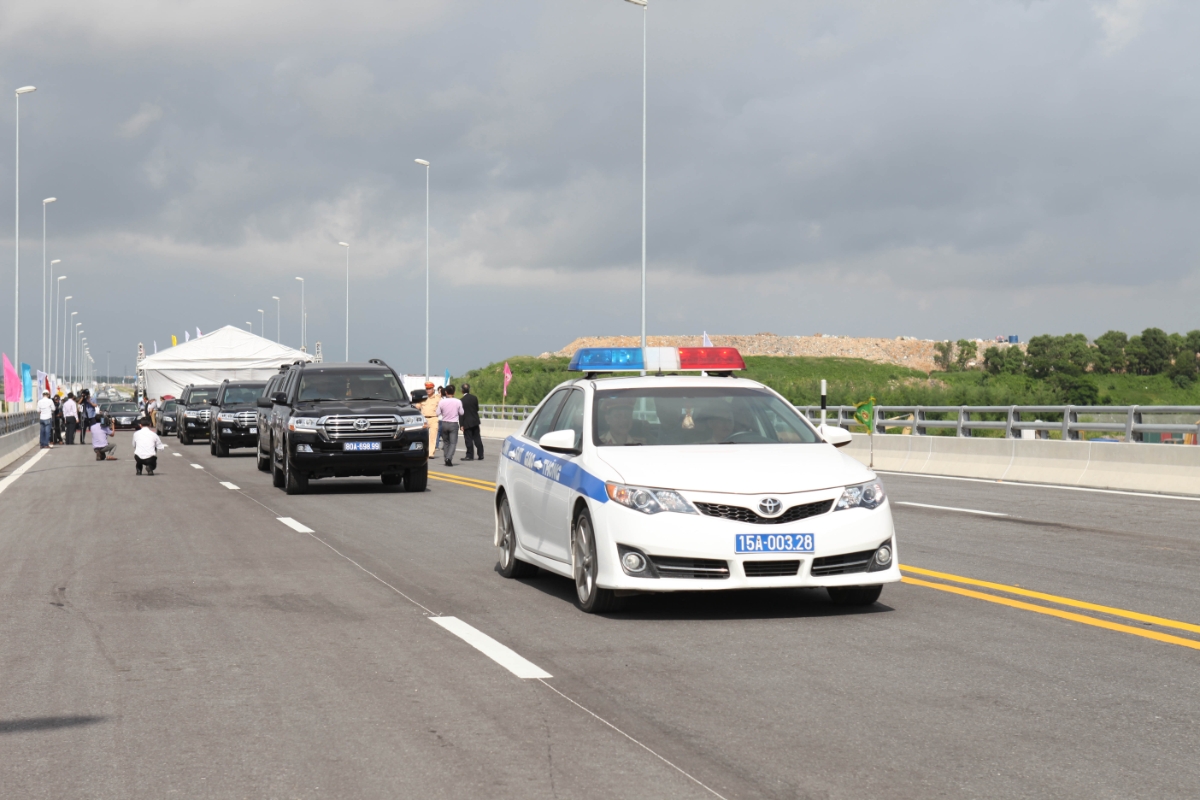 Thông xe cầu vượt biển dài nhất Việt Nam.