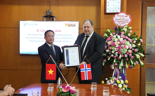 Trải qua giai đoạn kiểm nghiệm khắt khe, Eurowindow đạt được tất cả các 
tiêu chí của Jotun chính vì vậy năm 2017 Jotun đã quyết định trao giấy 
chứng nhận bảo hành trong vòng 30 năm trên toàn cầu cho Eurowindow.