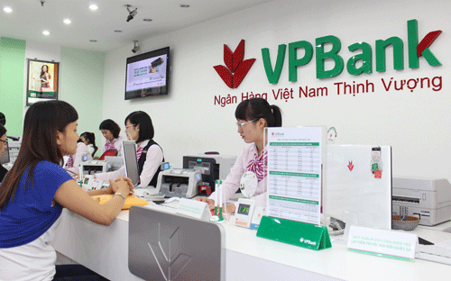 Khách hàng giao dịch tại VPBank.