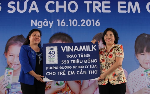 Bà Mai Kiều Liên, Tổng giám Đốc Vinamilk trao tặng bảng tượng trưng 550 triệu tương đương 87.000 ly sữa của Quỹ Sữa Vươn Cao Việt Nam cho học sinh nghèo thành phố Cần Thơ.&nbsp; Ảnh: Đặng Kim Phương.