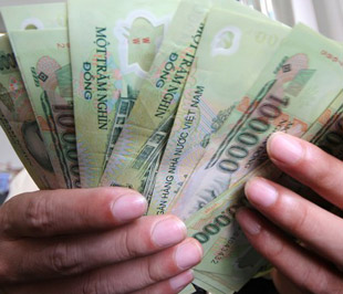 Trên thị trường tiền tệ đang tồn tại nghịch lý: khi ngân hàng huy động lãi suất cao, doanh nghiệp phải chấp nhận mức cho vay cao nhưng khi ngân hàng huy động lãi suất thấp thì doanh nghiệp không được giảm lãi suất - Ảnh: Việt Tuấn.