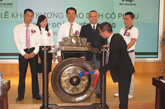 Chủ tịch HĐQT ITQ Nguyễn Văn Quảng đánh cồng khai trương phiên giao dịch.