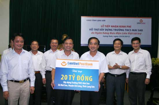 TS.Nguyễn Đức Hưởng, Phó Chủ tịch Hội đồng Quản trị Ngân hàng Bưu điện Liên Việt trao tặng biểu trưng cho lãnh đạo Tỉnh Lạng Sơn.