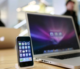 Mặc dù iPhone chưa chính thức vào Trung Quốc, nhưng ước tính, hiện đã có 1,5 triệu chiếc iPhone được sử dụng tại thị trường này - Ảnh: AP.