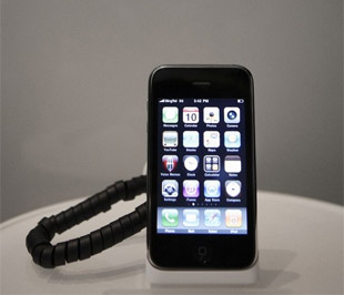 Chiếc iPhone 3GS - Ảnh: Reuters.