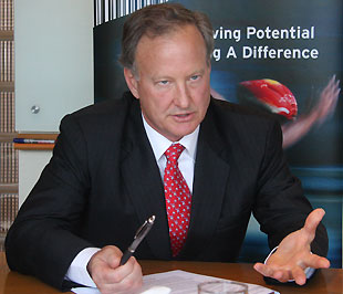 Ông Jim Hassett.