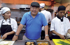 Jimmy Phạm (áo xanh), người sáng lập ra KOTO, luôn xuất hiện với trang phục rất giản dị.