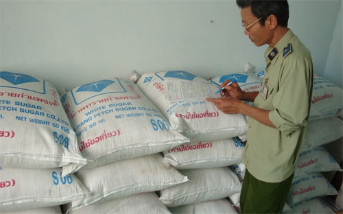 Lâu nay tình trạng nhập lậu đường diễn ra công khai nhưng không hiểu
 sao các cơ quan chức năng mỗi năm chỉ bắt được có vài trăm tấn đường 
lậu/năm? 