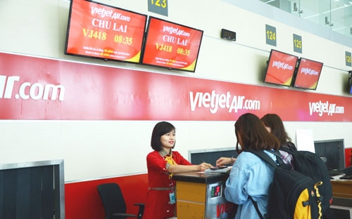 Vietjet cam kết luôn mang đến cho hành khách trải nghiệm bay thú vị cùng cơ hội sở hữu vé máy bay giá hấp dẫn, những quà tặng bất ngờ từ các chương trình giờ vàng khuyến mãi mỗi ngày.