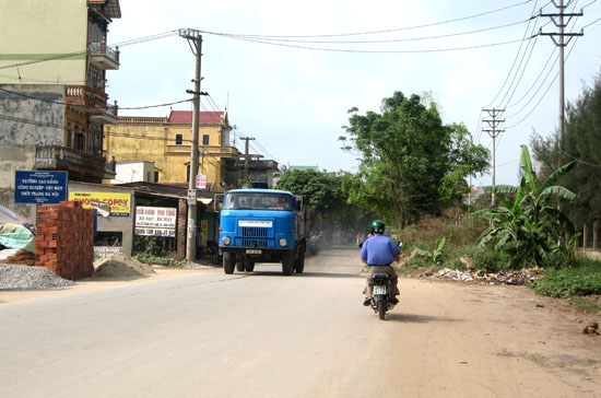 Tỉnh lộ 282, đoạn thắt "co hẹp" sự phát triển của huyện Thuận Thành, Bắc Ninh - Ảnh: Anh Quân.