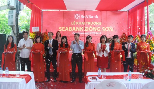 hân dịp khai trương, SeABank dành tặng nhiều phần quà hấp dẫn cho các 
khách hàng đến gửi tiết kiệm, vay vốn và các giao dịch ngân hàng khác.