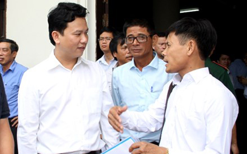 Chủ tịch UBND tỉnh Hà Tĩnh Đặng Quốc Khánh (bên trái) trao đổi với doanh nghiệp ngày 13/8.<br>