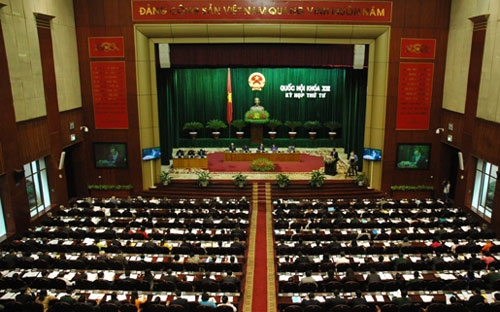 Hai kỳ họp trong năm, gần 60 ngày Quốc hội bàn chuyện quốc kế dân sinh. 
Trong khi hành lang nghị trường nóng từ những chuyện bê bối của 
Vinalines đến những điều tiếng thị phi, thì ở giữa nghị trường là nhiều 
hơn nữa những câu chuyện về niềm trắc ẩn...
