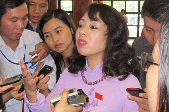 Bộ trưởng Bộ Y tế Nguyễn Thị Kim Tiến trả lời phỏng vấn báo chí bên hành lang Quốc hội.