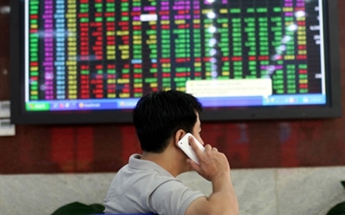 Cuối năm 2012, khi báo cáo tài chính năm được thiếp lập, sẽ xuất hiện một chiêu rất nguy hiểm là doanh nghiệp thông đồng, móc nối với kiểm toán làm sai lệch báo cáo tài chính kiểm toán, để đưa ra báo cáo tài chính đẹp nhằm thổi giá cổ phiếu. <br>