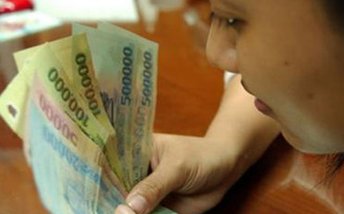 Câu chuyện lương không đủ sống dường như không chỉ được nhắc đến ở nhóm 
lao động phổ thông. Lao động trí thức, nhân viên văn phòng tại không ít 
cơ quan nhà nước cũng cho rằng, họ đang phải nhận đồng lương “ba cọc, ba
 đồng”.