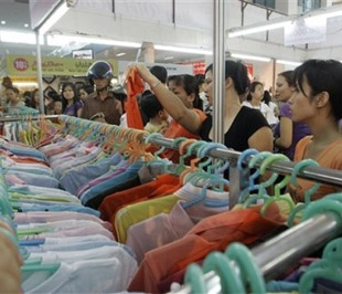 Trong gần 9 tháng qua, biện pháp kích thích kinh tế chủ lực mang lại hiệu quả rõ rệt là gói cho vay hỗ trợ lãi suất 4% - Ảnh: AP.