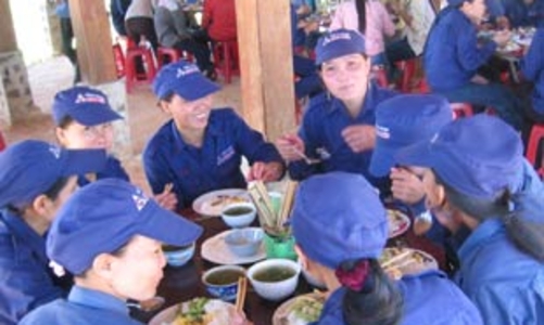 Lao động nữ nhập cư “gồng mình” trong khủng hoảng kinh tế