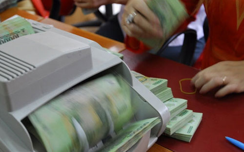 Standard Chartered: “Chúng tôi dự đoán Ngân hàng Nhà nước sẽ hạ lãi suất thêm 0,5% trong thời gian tới". 