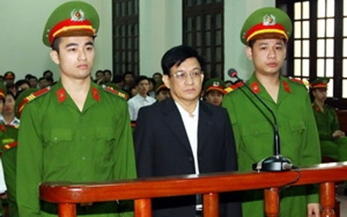 Bị cáo Lê Văn Hiền đứng trước vành móng ngựa - Ảnh: Doãn Tấn/TTXVN.