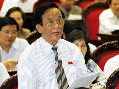 Đại biểu Nguyễn Lân Dũng thường gửi cả văn bản và trực tiếp chất vấn.