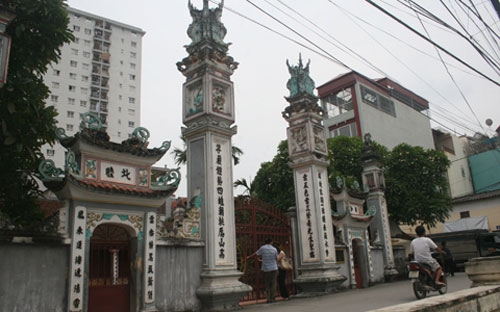 Đền Dục Anh trong làng Hòa Mục.