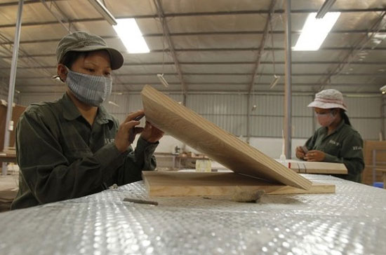 35,6% số người lao động được hỏi cho biết thu nhập của họ không đủ chi tiêu; 44,7% cho rằng phải chắt chiu, dành dụm và thật tiết kiệm mới đủ trang trải cuộc sống - Ảnh: Reuters.