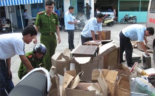 Hải quan các địa phương cho biết, càng sát Tết Nguyên đán Quý Tỵ, tình hình buôn lậu và gian lận thương mại càng nóng - Ảnh minh họa.<br>