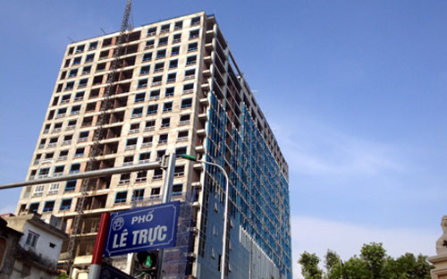 Toà nhà 8B Lê Trực đã được chủ đầu tư chủ ý xây dựng vượt số tầng, sai thiết kế được duyệt.<br>