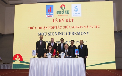 “Lễ ký kết biên bản ghi nhớ hợp tác chiến lược giữa Công ty Cổ phần Phân bón Dầu khí Cà Mau (PVCFC) và Solvay Specialty Chemicals Asia Pacific Pte (Công ty trách nhiệm hữu hạn Hóa chất chuyên dụng Solvay khu vực châu Á Thái Bình Dương)”.