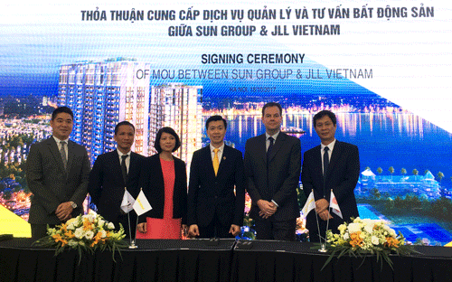 JLL sẽ cung cấp toàn bộ nhân sự quản lý tòa căn hộ cao cấp Sun Grand 
City Thuy Khue Residence và trung tâm thương mại Sun Plaza Thuy Khue, 
đồng thời, đào tạo theo quy trình quản lý quốc tế của JLL. 