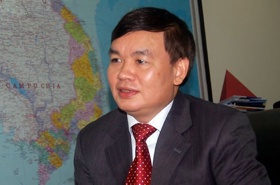 "Nếu các ngân hàng thương mại cứ để lãi suất quá cao thì khả năng hấp thụ vốn của nền kinh tế sẽ khó, các doanh nghiệp sử dụng vốn vay với chi phí cao sẽ gặp khó khăn, từ đó trả nợ ngân hàng khó khăn và dẫn đến tình trạng nợ xấu tăng lên, tác động trở lại vấn đề an toàn của các ngân hàng thương mại"  - Ảnh: Anh Minh.
