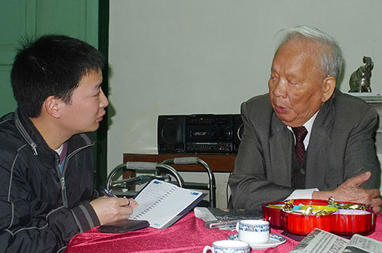 Nguyên Chủ tịch nước Lê Đức Anh trao đổi với phóng viên.