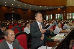 Tại kỳ họp cuối năm 2009, nhiều đại biểu đã trực tiếp chất vấn Thủ tướng.