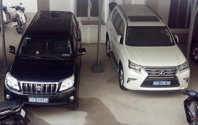 Chiếc xe Lexus màu trắng - một trong hai chiếc xe doanh nghiệp tặng tỉnh Cà Mau.<br>
