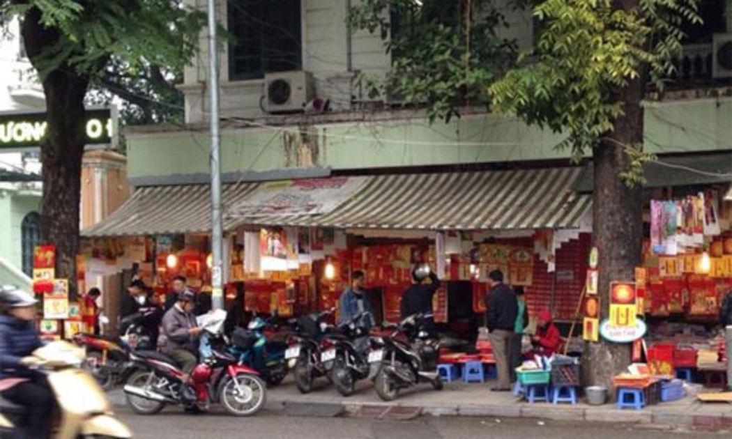 Ở Hà Nội năm nào cũng rực rỡ sắc màu lịch Tết tại các phố vốn là phố sách của Thủ đô như Đinh Lễ, Hai Bà Trưng, Tràng Tiền, Hàng Trống, Hoa Lư, Giảng Võ... Năm nay cũng vậy.
