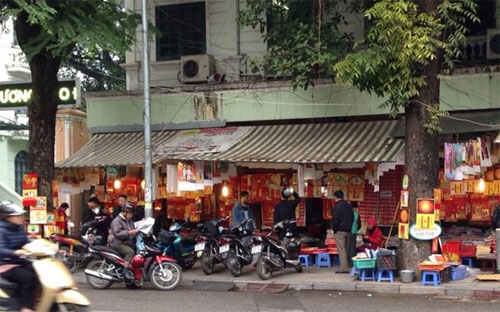 Ở Hà Nội năm nào cũng rực rỡ sắc màu lịch Tết tại các phố vốn là phố 
sách của Thủ đô như Đinh Lễ, Hai Bà Trưng, Tràng Tiền, Hàng Trống, Hoa 
Lư, Giảng Võ... Năm nay cũng vậy. 