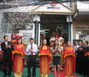 Khai trương tại Phòng giao dịch Giảng Võ của LienViet Bank.