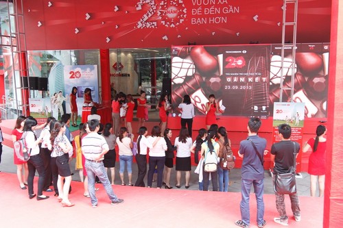 Đặc biệt hơn, trong 5 ngày vàng khai trương trụ sở Techcombank miền Nam 
tại Lim Tower (23 - 27/9/2013), mỗi ngày Techcombank sẽ trao tặng 1 Thẻ 
Techcombank Visa Debit hạng vàng có 20 triệu đồng trong tài khoản cho 
khách hàng may mắn. <br>