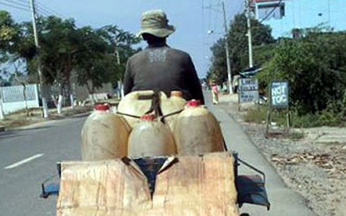 Bộ Tài chính yêu cầu thủ trưởng các đơn vị trong hệ thống ngành tài 
chính tăng cường công tác kiểm tra, kiểm soát nhằm chủ động ngăn chặn 
tình trạng buôn lậu xăng dầu qua biên giới - Ảnh minh họa.<br>