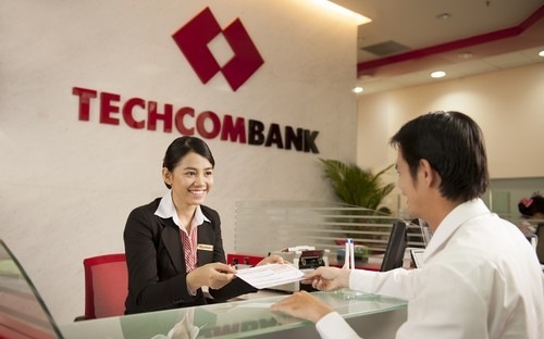 Khách hàng giao dịch tại Techcombank.