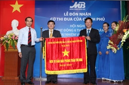 MB nhận cờ thi đua của Chính phủ.