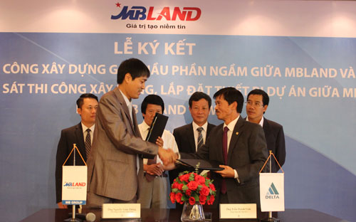 <span style="font-size:12.0pt;font-family:"Times New Roman","serif";color:black" lang="ES">Phó tổng giám đốc MBLand Nguyễn Toàn Thắng và Chủ tịch Công ty Delta </span><span style="font-size:12.0pt;font-family:"Times New Roman","serif";color:black">Trần Nhật Thành ký bản hợp đồng hợp tác ngày 17/11.</span><span style="font-size:12.0pt;font-family:"Times New Roman","serif";color:black" lang="ES"></span><span style="font-size:12.0pt;font-f