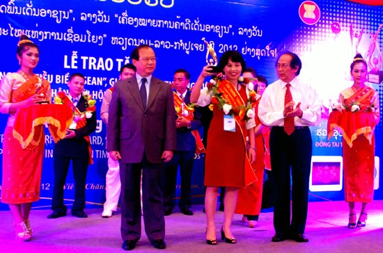 Đại diện lãnh đạo MB nhận giải thưởng “Thương hiệu nổi tiếng ASEAN”.